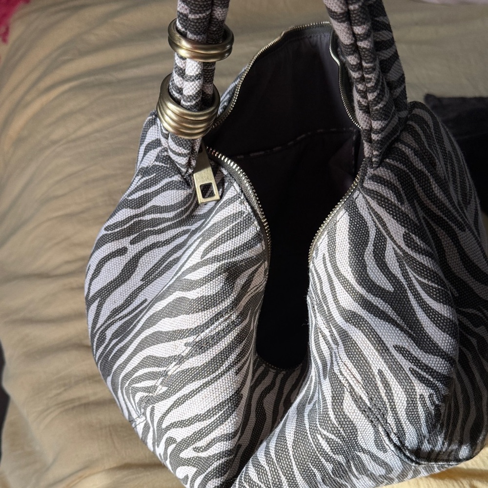 π¦π«πStreet Level Monochrome Zebra Pattern Bag - Picture 6 of 8